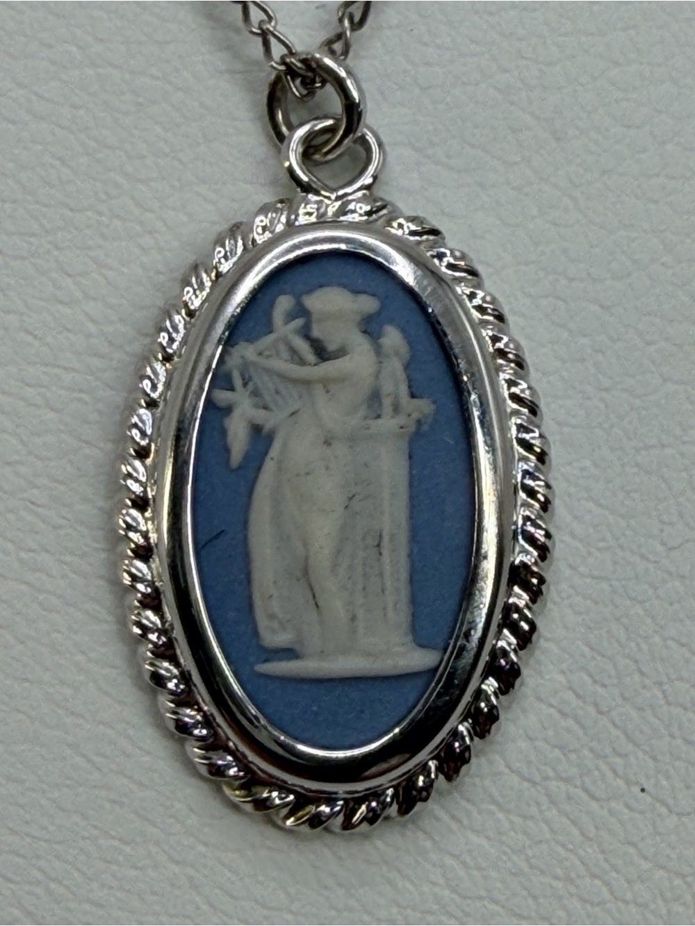 Wedgwood Vtg small Cameo Jasperware Pendant Necklace